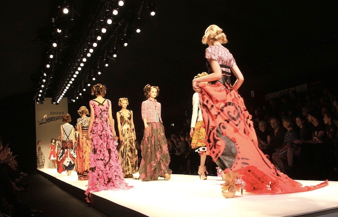 Análisis de la estructura de un desfile de moda y su influencia ...