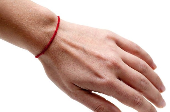 Cuál es el significado de usar una pulsera roja y por qué se ...