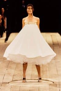 Alexander McQueen: 20 momentos icónicos sobre la pasarela que ...